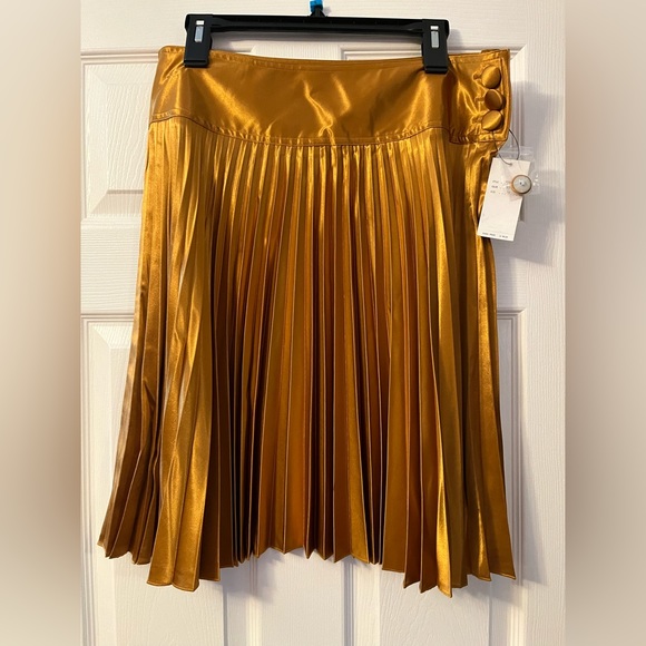 Vertigo Paris Dresses & Skirts - Beautiful Vertigo gold shimmery skirt
